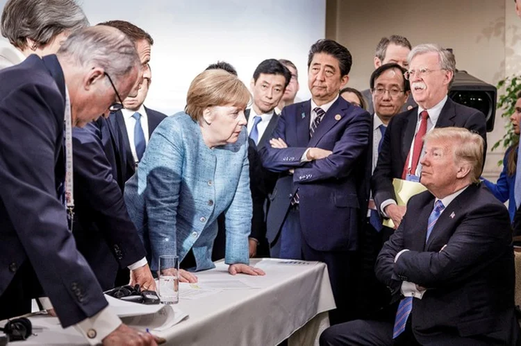 A FOTO QUE SIMBOLIZA O G7: Trump de um lado, os líderes mundiais, puxados por Angela Merkel, de outro  / Bundesregierung /Jesco Denzel/Handout via REUTERS