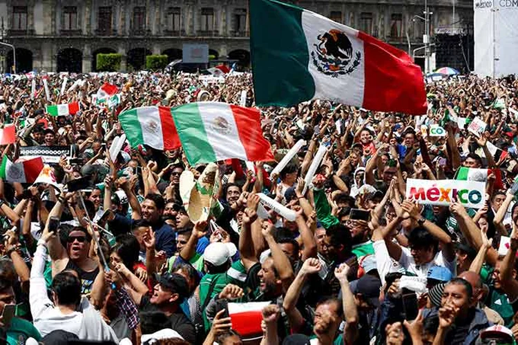 Torcida mexicana comemora na praça Zocalo, na Cidade do México. (Gustavo Graf/Reuters)