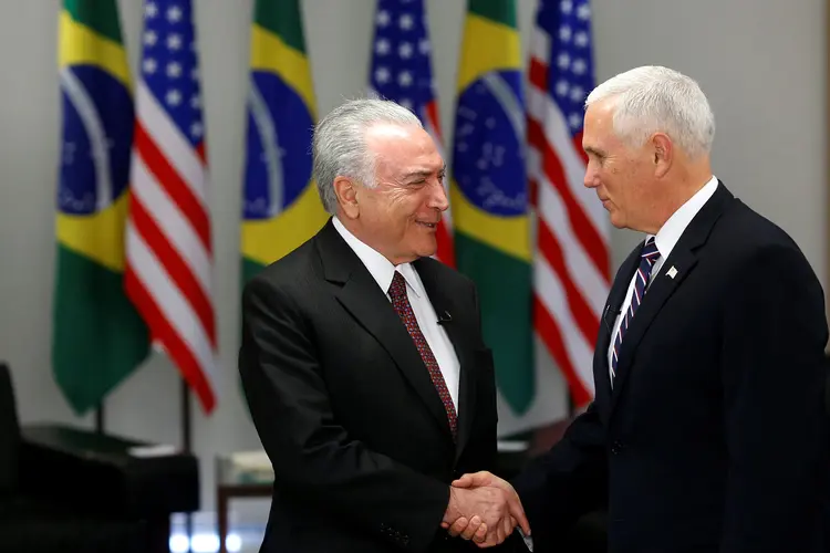 Michel Temer cumprimenta Mike Pence no Palácio do Itamaraty, após almoço oferecido pelo governo brasileiro (Adriano Machado/Reuters)