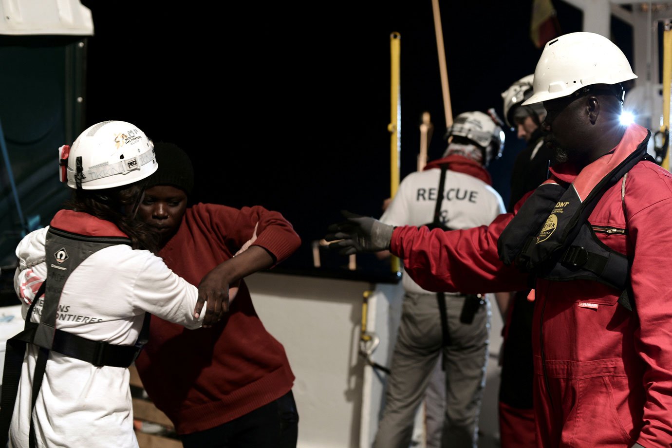 Navios da Itália vão transferir imigrantes do Aquarius para a Espanha