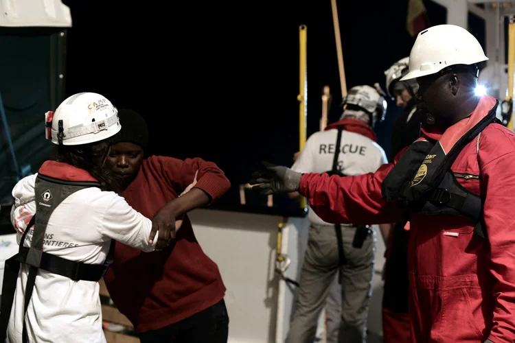 Aquarius: mais de 500 pessoas serão deslocadas para uma embarcação italiana para fazer o trajeto até o litoral da Espanha com maior segurança (Karpov/Reuters)