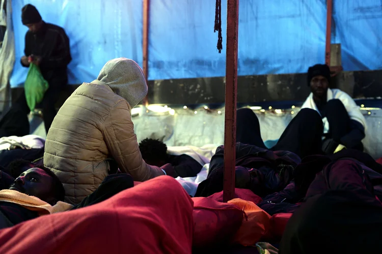 Aquarius: navio com pouco mais de 100 refugiados teve que mudar de rota por conta do estado do mar (Karpov / SOS Mediterranee / handout/Reuters)