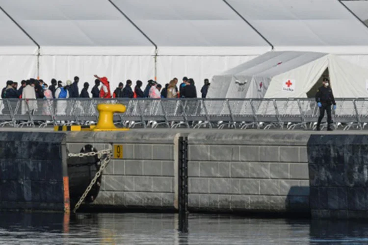 Migrantes desembarcam no porto de Valencia em 17 de junho de 2018. (José Jordán/AFP)