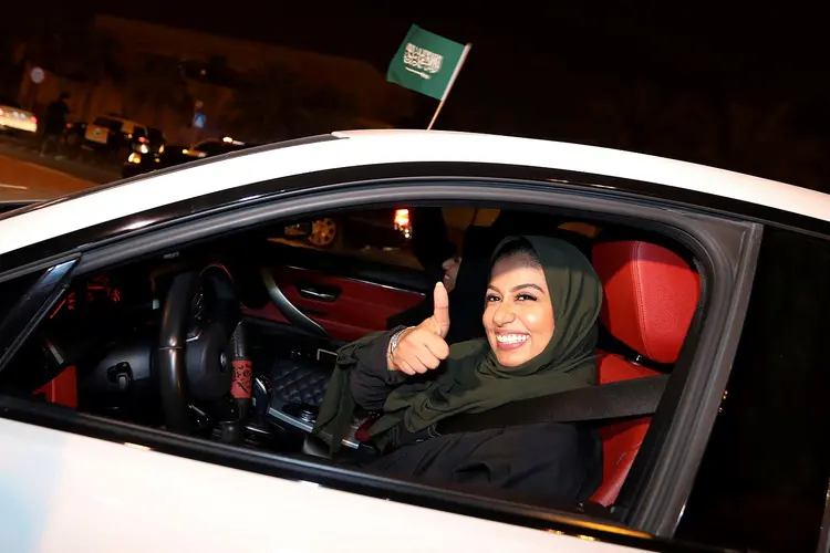 Vitória: Mulher comemora permissão para dirigir na Arábia Saudita (Hamad I Mohammed/Reuters)