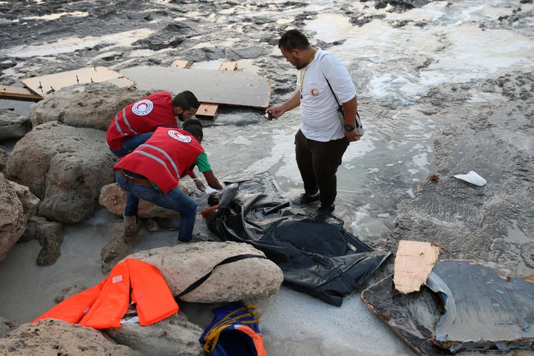 Líbia: 42 duas pessoas foram resgatas após o naufrágio do bote inflável (Hani Amara/Reuters)