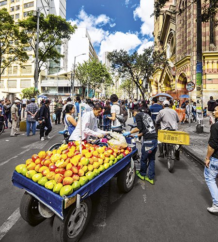 Vendedor de frutas em Bogotá, na Colômbia: a economia cresce há duas décadas sem parar (Holger Mette/Getty Images)