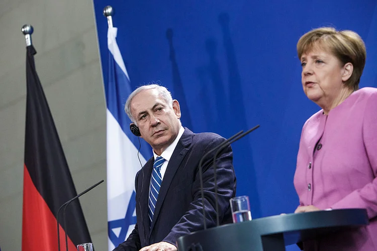 Netanyahu e Merkel: em visita à Europa, líder israelense planeja convencer europeus a desistir de salvar o acordo nuclear com o Irã e ir em busca de um novo, e incerto, tratado  (Carsten Koall/Getty Images)