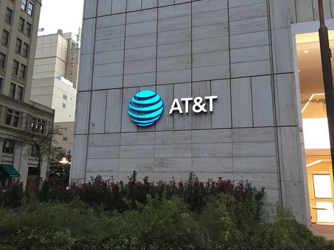 AT&T tem queda no lucro e receita frustra no primeiro trimestre