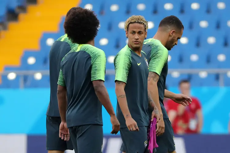 Atacante Neymar, que vinha sofrendo com dores no tornozelo direito, voltou a treinar com bola, nesta quarta-feira, em Sochi (Marko Djurica/Reuters)