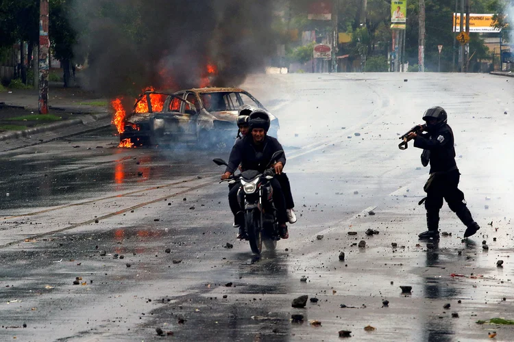 Grupos armados atacaram na quarta à noite jovens manifestantes que queriam fechar o tráfego na cidade de Chinandega (Oswaldo Rivas/Reuters)