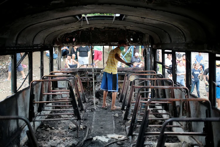 Os manifestantes esperam o resultados do diálogo entre a plataforma opositora e o governo, que foi retomado hoje e estava suspenso desde meados de maio (Oswaldo Rivas/Reuters)