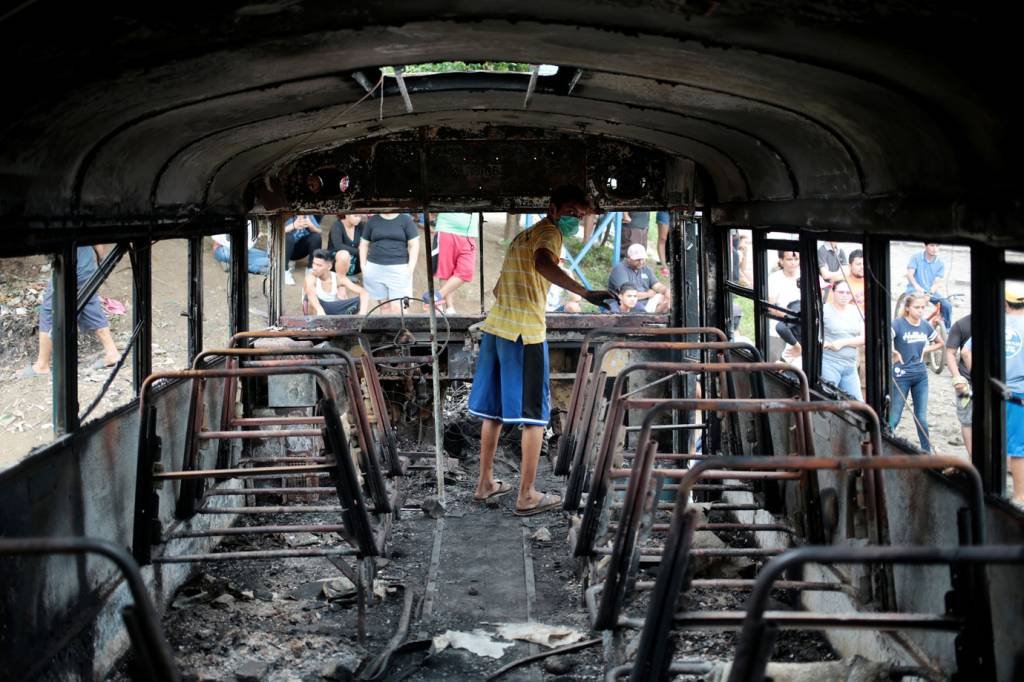 Nicarágua vive nova noite de violência e espera resposta do governo