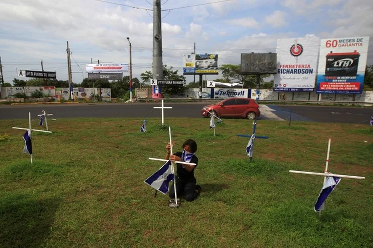 NICARÁGUA: manifestantes homenageiam mortos durante protestos contra presidente Daniel Ortega / (Jorge Cabrera/Reuters)