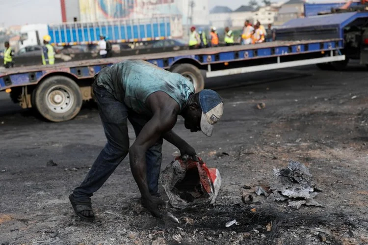 Incêndio: algumas mortes ocorreram depois do acidente, quando vários carros que estavam atrás deram meia volta, provocando uma colisão em série (Akintunde Akinleye/Reuters)