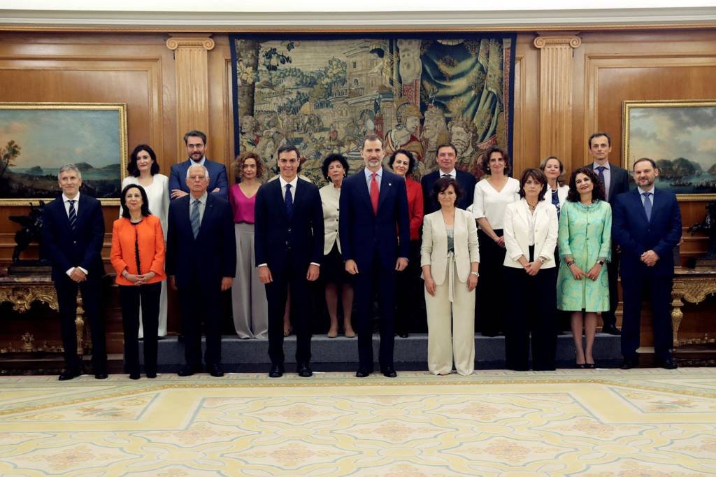 Novo governo dominado por mulheres toma posse na Espanha