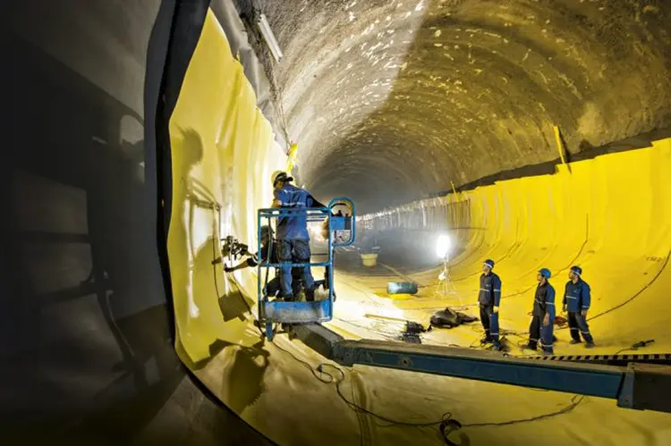 Obra da Odebrecht em metrô: a meta é aumentar a parcela de contratos privados no faturamento — hoje de 20% do total (Germano Lüders/Exame)