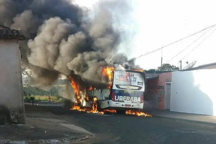 Estado de Minas Gerais registra 60 ataques a ônibus ocorridos em 29 cidades do estado (Corpo de Bombeiros/Divulgação)