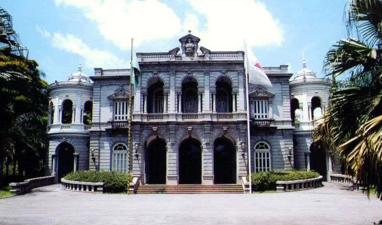 BH: servidores públicos estaduais da ativa e aposentados da área de segurança desocuparam, por decisão judicial, no fim da noite desta quarta-feira, 6, o Palácio da Liberdade (Cid Costa Neto/Wikimedia Commons)