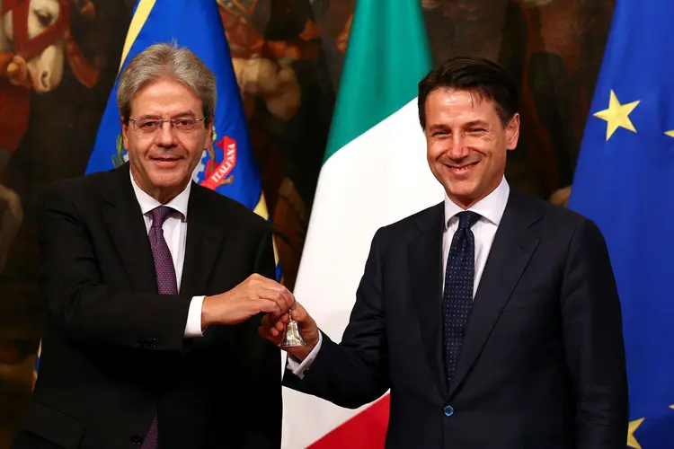 O ex-primeiro ministro da Itália, Paolo Gentiloni, e seu sucessor Giuseppe Conte (Alessandro Bianchi/Reuters)