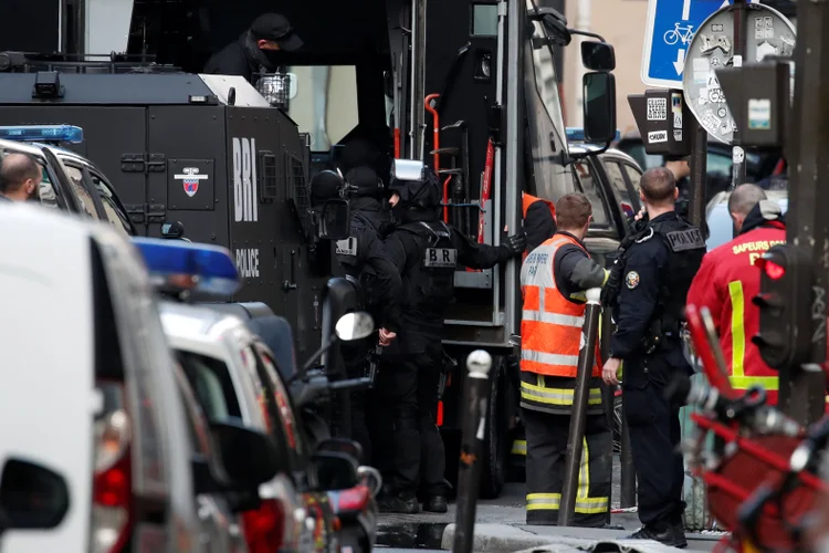 Sequestro: gasolina foi borrifada sobre um dos dois reféns, de acordo com a prefeitura de Paris (Benoit Tessier/Reuters)