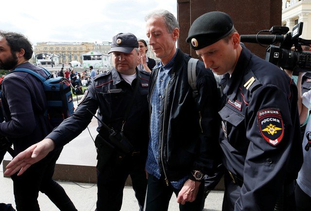 Ativista de direitos LGBT deixa a prisão em Moscou