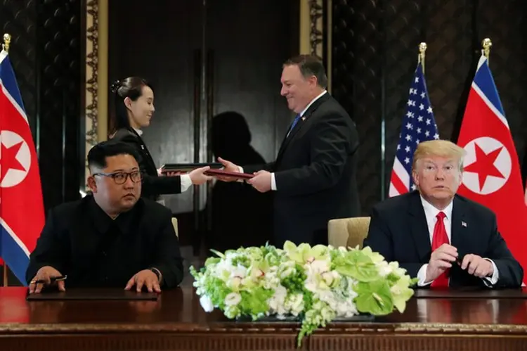 Pompeo, ao fundo, com a irmã de Kim: o secretário de estado é o homem responsável por costurar os acordos do intempestivo Trump   (Jonatahn Ernst/Reuters)