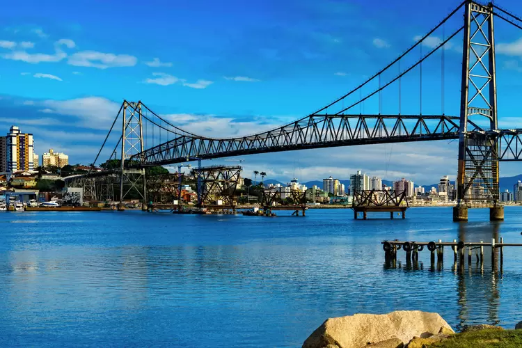 Florianópolis: número de empresas de tecnologia subiu 3,42% entre 2015 e 2017 (Alfabilesantana/Wikimedia Commons)