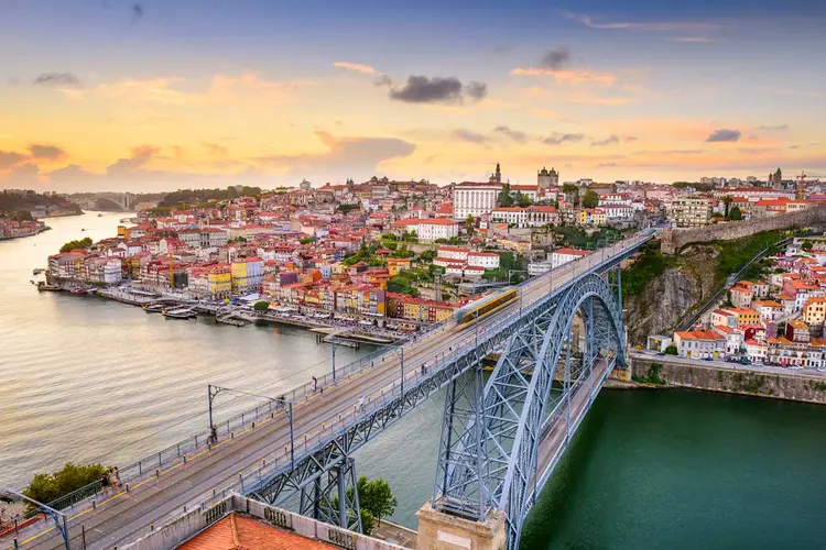 Porto, em Portugal: é possível entrar com pedido de residência no país mesmo sendo empreendedor de um pequeno negócio (SeanPavonePhoto/Thinkstock)