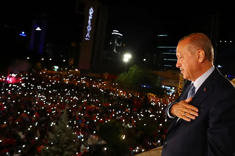 Segundo os resultados provisórios, Erdogan tem 53,6% dos votos, com uma taxa de participação de 88% dos 80 milhões de turcos habilitados a votar (Kayhan Ozer/Presidential Palace/Reuters)