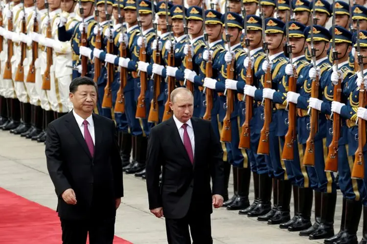 ATÉ A GRAVATA COMBINA: Putin é recebido por Xi em Pequim   (Jason Lee/Reuters)