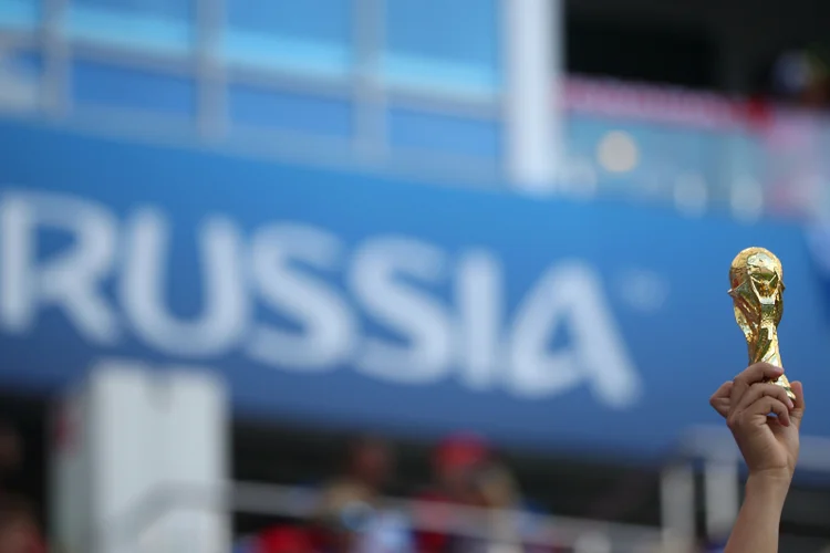 Meninos que foram resgatados de uma caverna inundada na Tailândia não poderão viajar para assistir à final da Copa do Mundo na Rússia (Hannah McKay/Reuters)