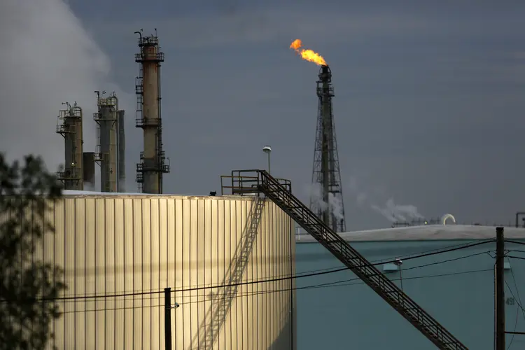 Refinaria da Royal Dutch Shell em Norco, na Louisiana (Luke Sharrett/Bloomberg)