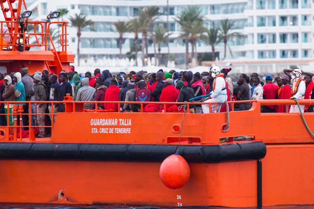 Imigrantes do navio Aquarius assinam pedidos de asilo na Espanha