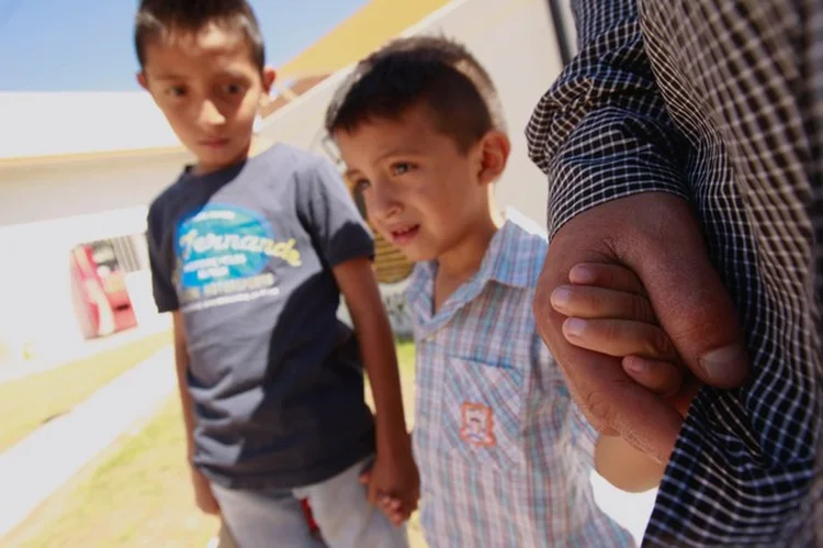 Família salvadorenha no México: migrantes têm medo de ficar longe de seus filhos ao cruzar a fronteira   (Jose Luis Gonzalez/Reuters)