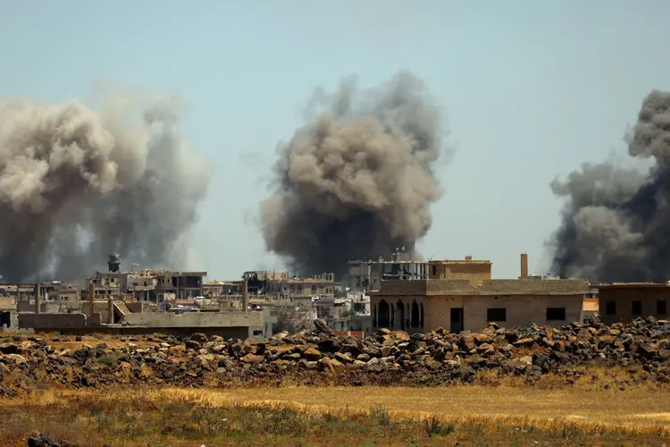 A violência em Deera provocou a morte de pelo menos 143 civis e cerca de 300 mil tiveram que abandonar suas casas (Alaa al-Faqir/Reuters)