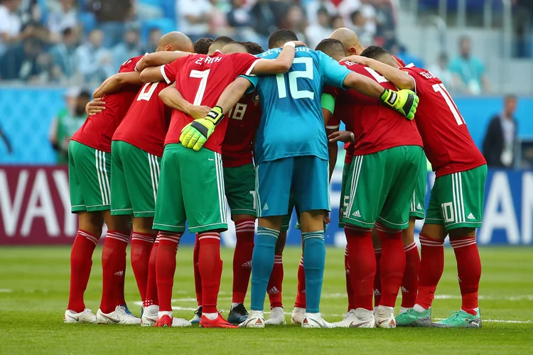 Seleção do Marrocos antes do jogo contra o Irã (Michael Dalder/Reuters)