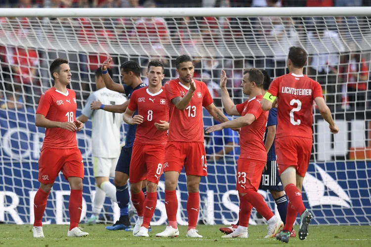 Seleção da Suíça durante amistoso com Japão em 8 de junho: primeiro rival do Brasil na Copa  dá um banho em indicadores sociais e econômicos (Masahiro Ura/Getty Images)