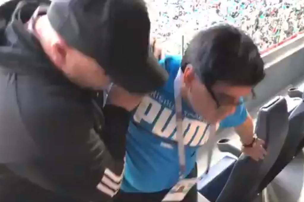 Maradona extrapola em área VIP de estádio e é atendido por médicos