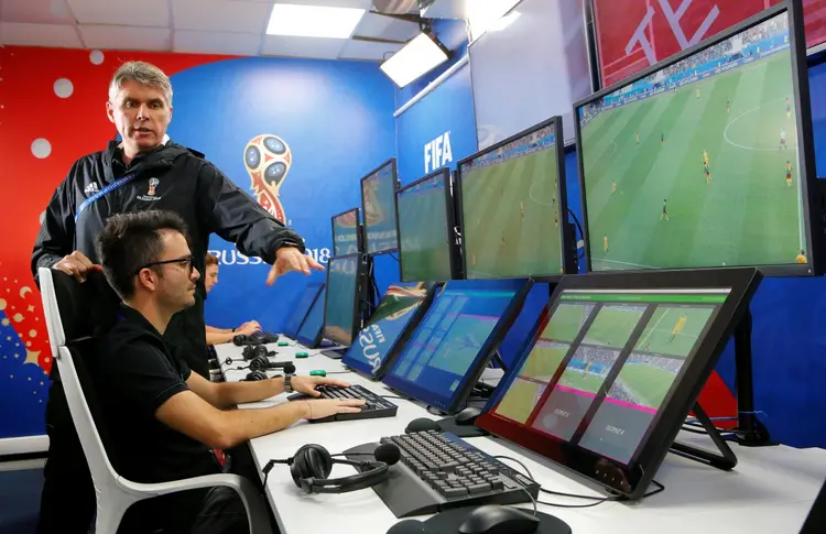 VAR: o sistema é formado por uma equipe de juízes e ex-juízes de futebol. Eles ficam em uma central de vídeo fora do estádio acompanhando toda partida por vários monitores de TV  (Sergei Karpukhin/Reuters)