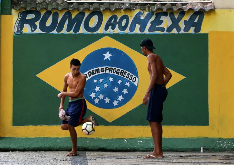 Futebol: negociações com o mercado exterior para chegadas e saídas de jogadores movimentaram até agora quase R$1 bilhão (Sérgio Moraes/Reuters)