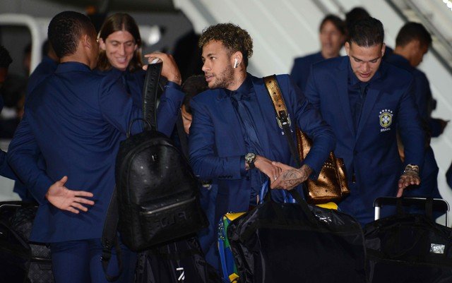 Com segurança reforçada, seleção brasileira chega à Rússia 