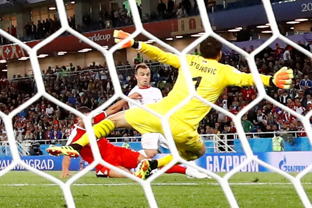 Suíça vence Sérvia de virada e embola grupo do Brasil na Copa 2018