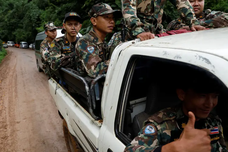 Na entrada da caverna, um cartaz avisa aos visitantes que não devem visitar o local durante a temporada de chuvas (Soe Zeya Tun/Reuters)