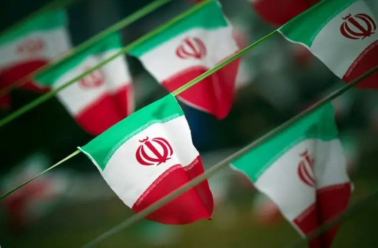 Ministério de Defesa do Irã apresentou nesta segunda-feira uma nova versão do míssil balístico "Fateh" (Morteza Nikoubazl/Reuters)