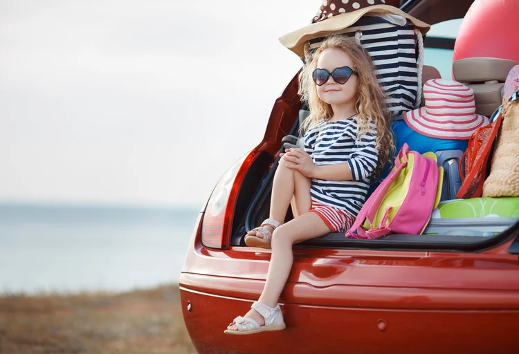 Menina indo viajar: escolha o destino que caiba no seu bolso (alexandr_1958/Thinkstock)