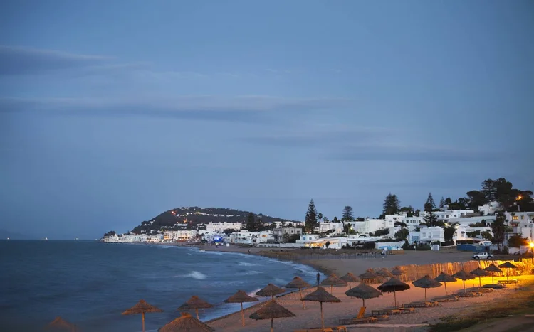 Anoitecer na praia de Gammarth, Túnis, na Tunísia (petrenkod/Thinkstock)