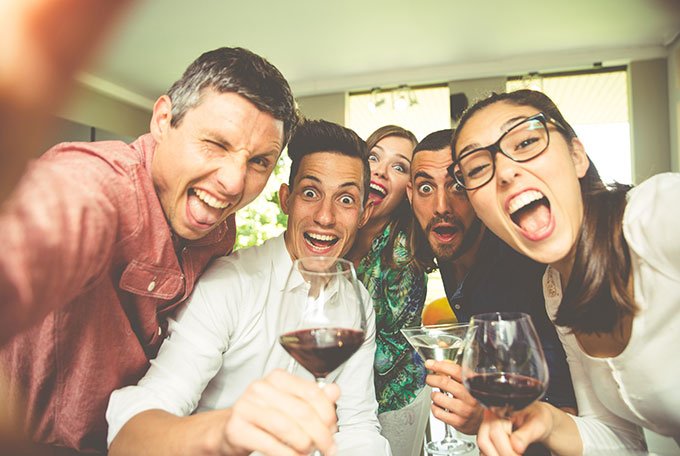 30% dos millennials têm preguiça de sair para beber com amigos