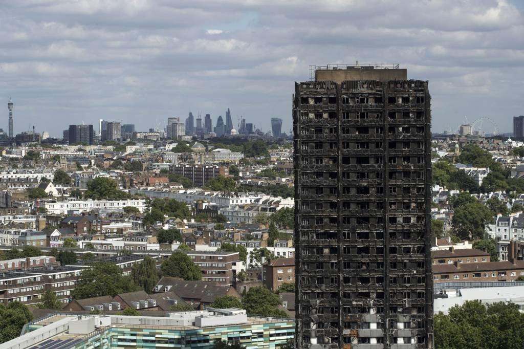 Luto e revolta no aniversário do incêndio da Torre Grenfell de Londres