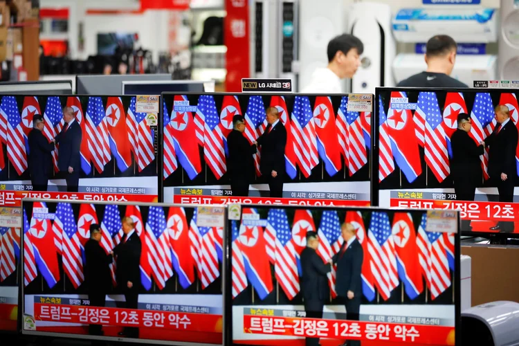 Televisões na Coreia do Sul transmitem a cúpula entre o presidente dos EUA, Donald Trump, e o líder da Coreia do Norte, Kim Jong-un, em Singapura (Kim Hong-Ji/Reuters)