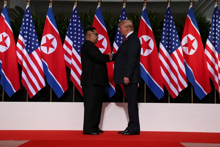 O presidente dos EUA, Donald Trump, aperta a mão do líder norte-coreano Kim Jong Un no hotel Capella, na ilha de Sentosa, em Singapura, em 12 de junho de 2018. REUTERS / Jonathan Ernst
 (Jonathan Ernst/Reuters)